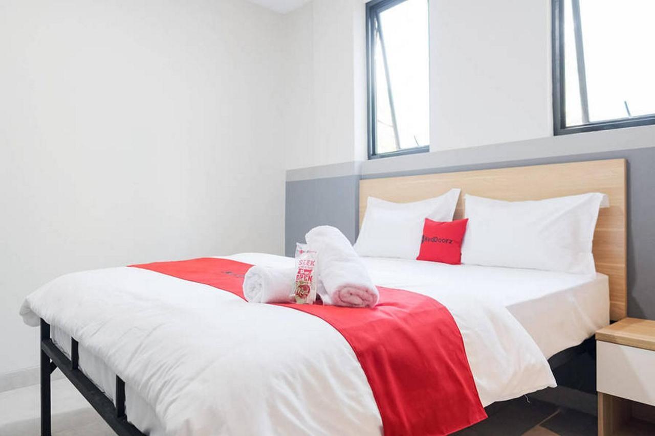 Reddoorz Plus Near Taman Anggrek Mall Jakarta Exterior foto