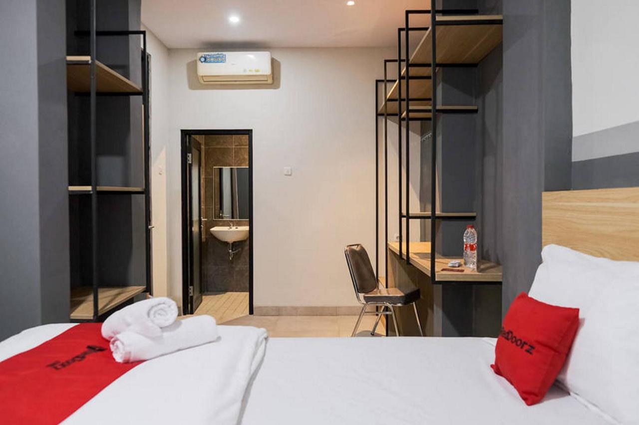 Reddoorz Plus Near Taman Anggrek Mall Jakarta Exterior foto