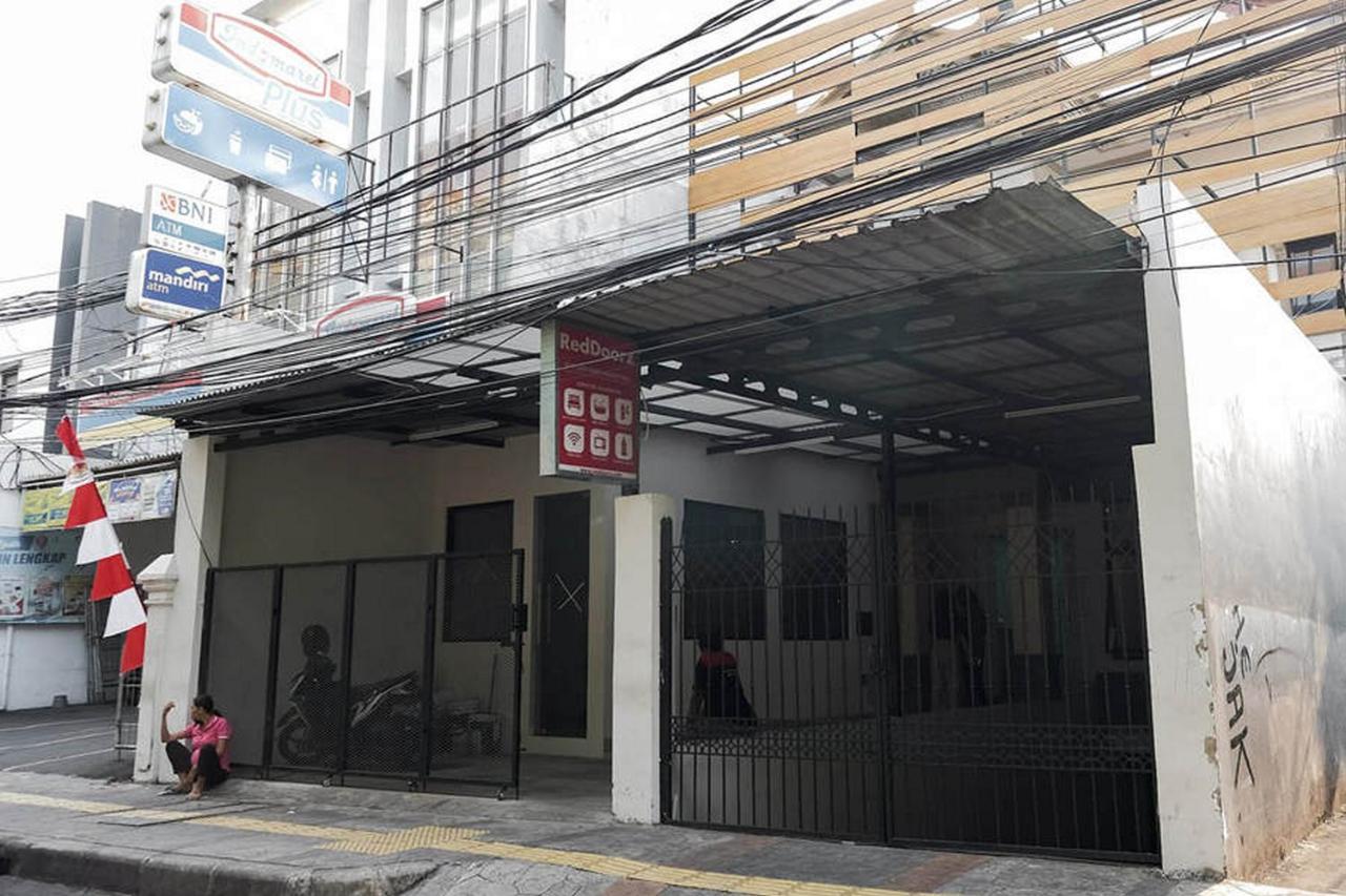 Reddoorz Plus Near Taman Anggrek Mall Jakarta Exterior foto